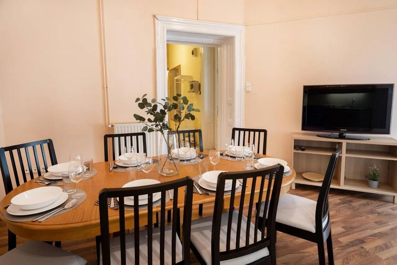 Appartamento Central And Large Ac Home Away From Home Budapest