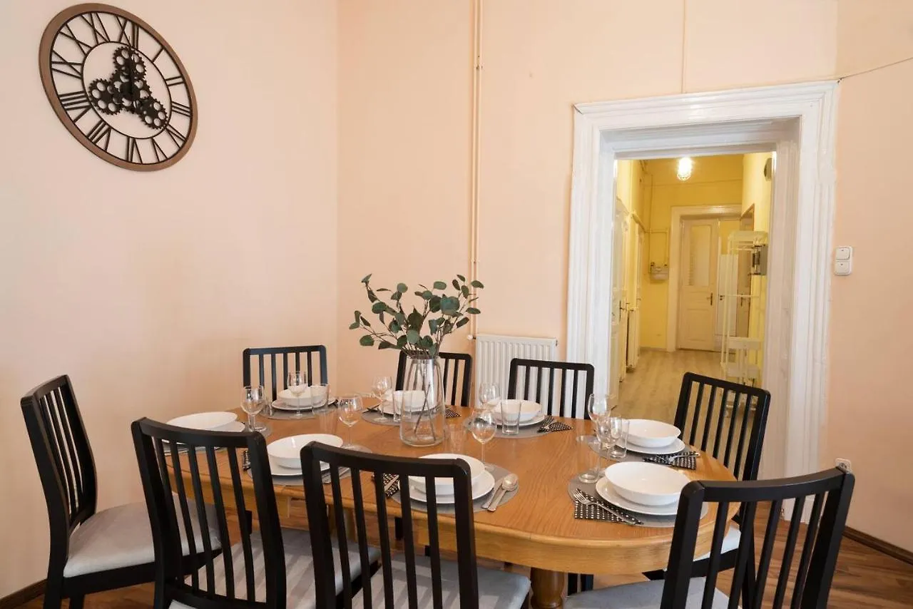 Central And Large Ac Home Away From Home Budapest Appartamento
