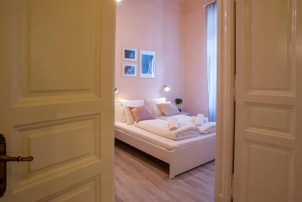 Central And Large Ac Home Away From Home Budapest Appartamento
