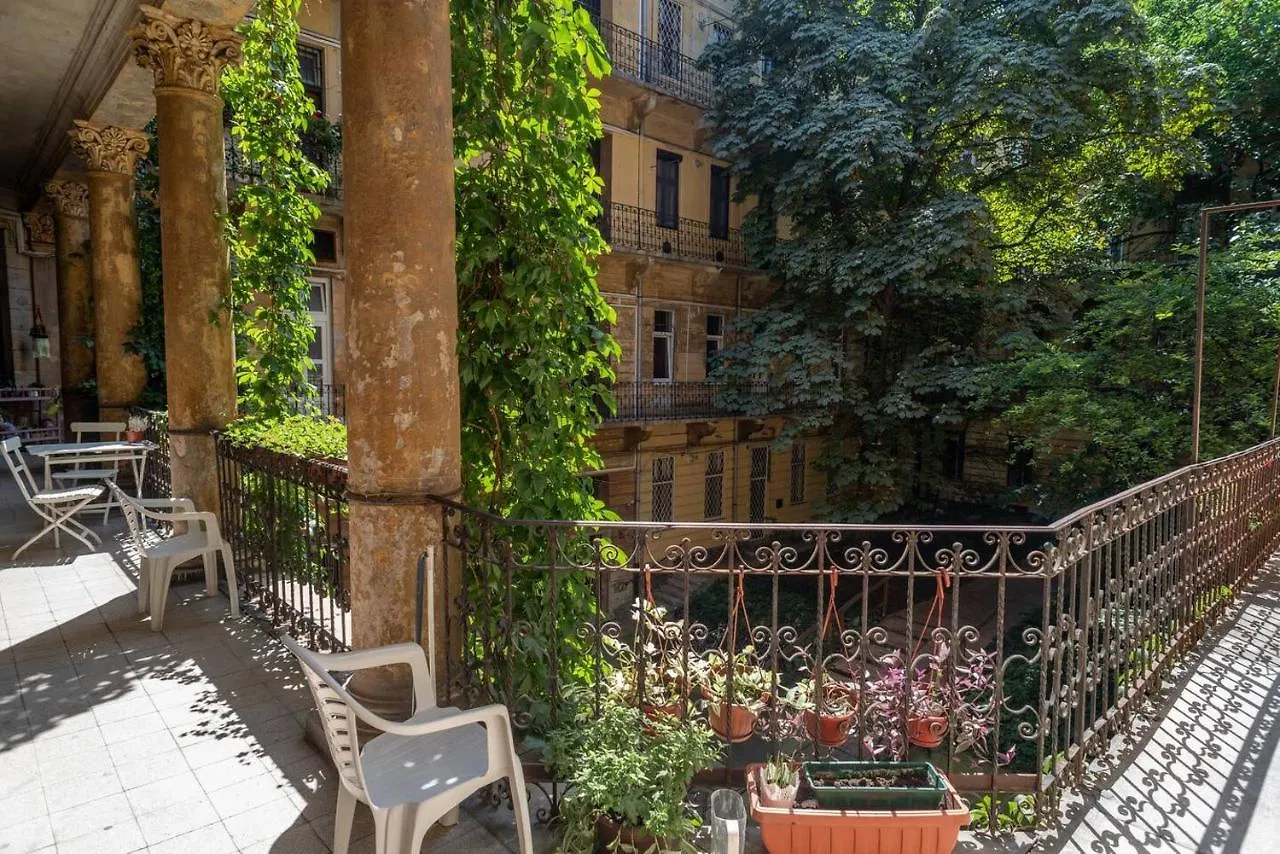 Central And Large Ac Home Away From Home Budapest Appartamento